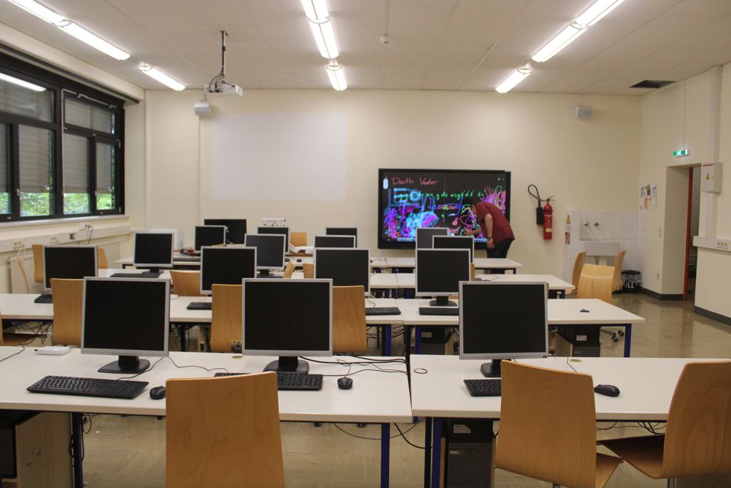 Großbildschirme für die Computerräume